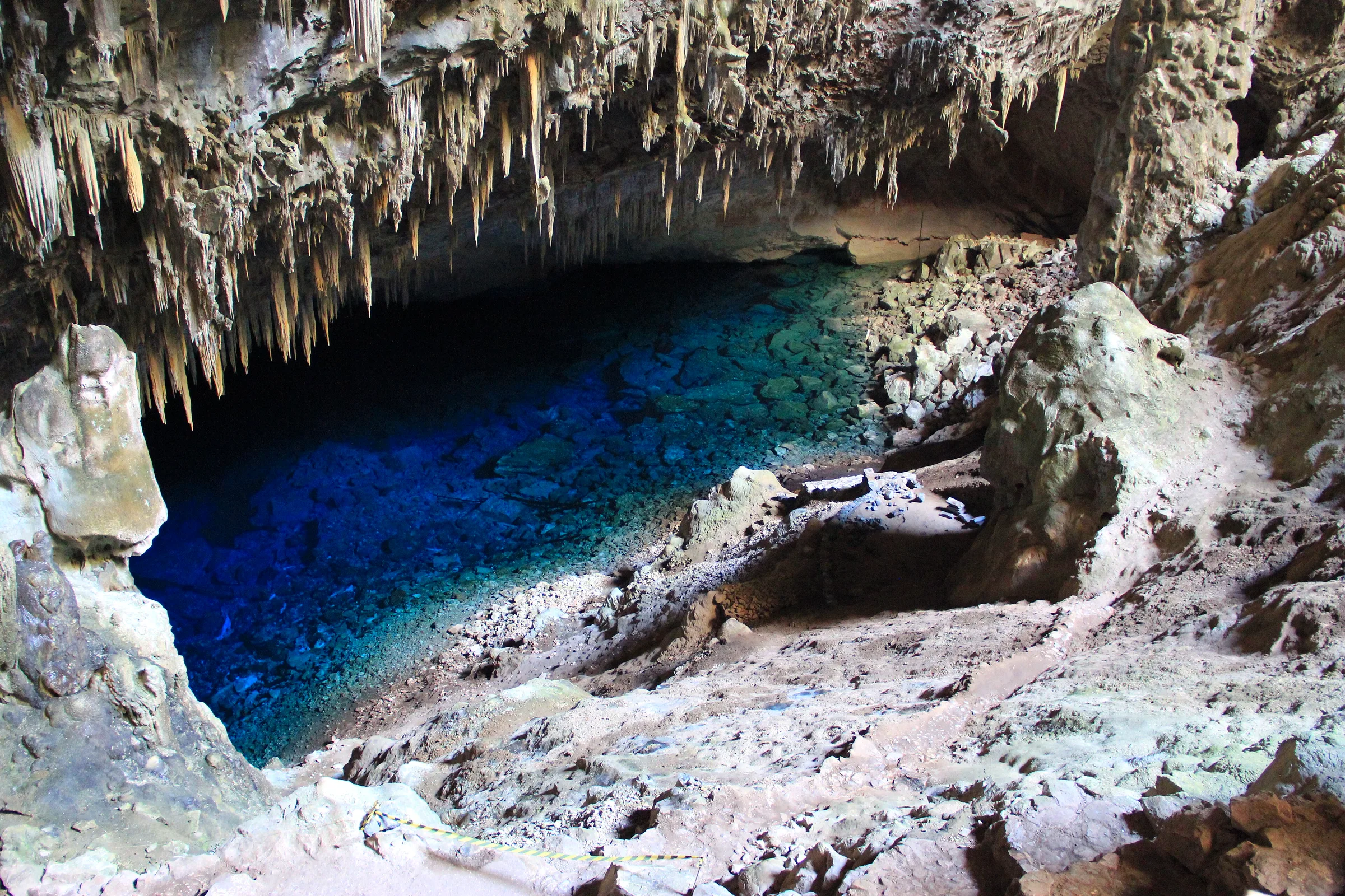 Lago azul dentro da Gruta do Lago Azul, em Bonito