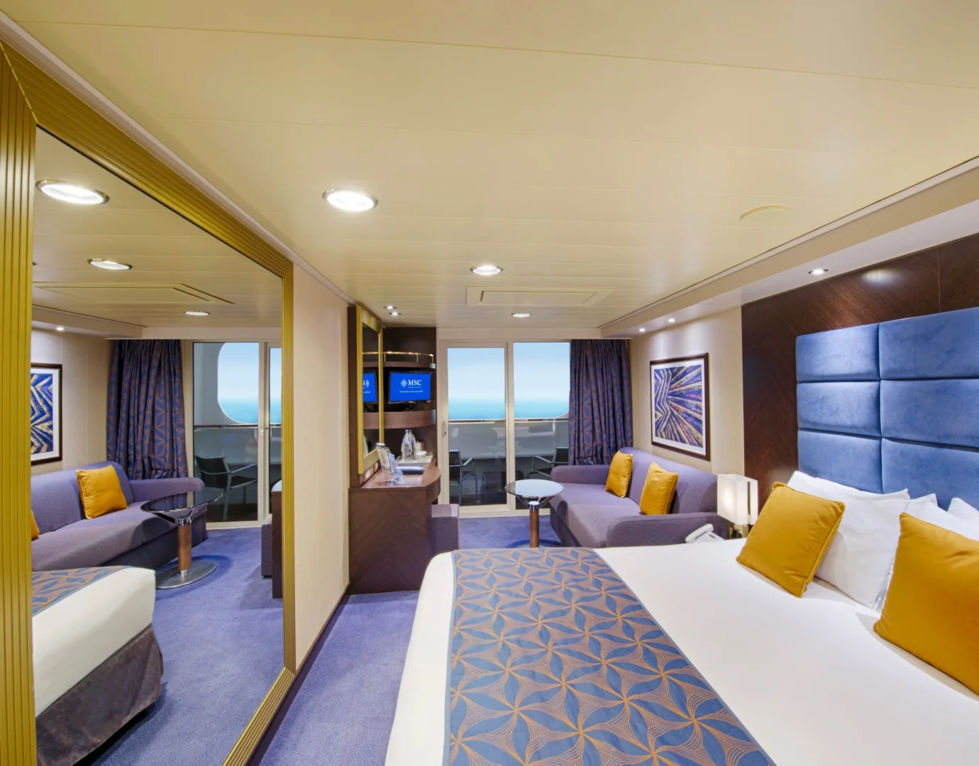 Cabine Varanda Bella do MSC Divina, com cama de casal, sofá e porta para a varanda